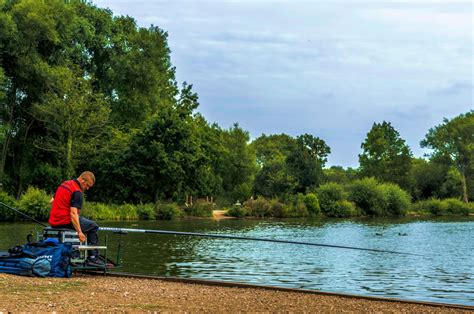  《漁翁圖》: Fishing Rods Dancing in a Serene River